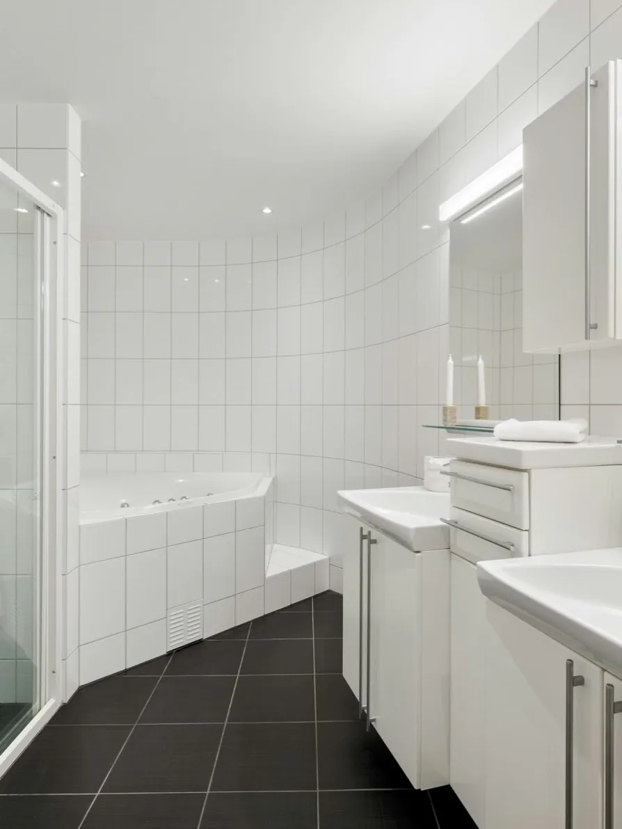 Bathroom before a Vequo makeover